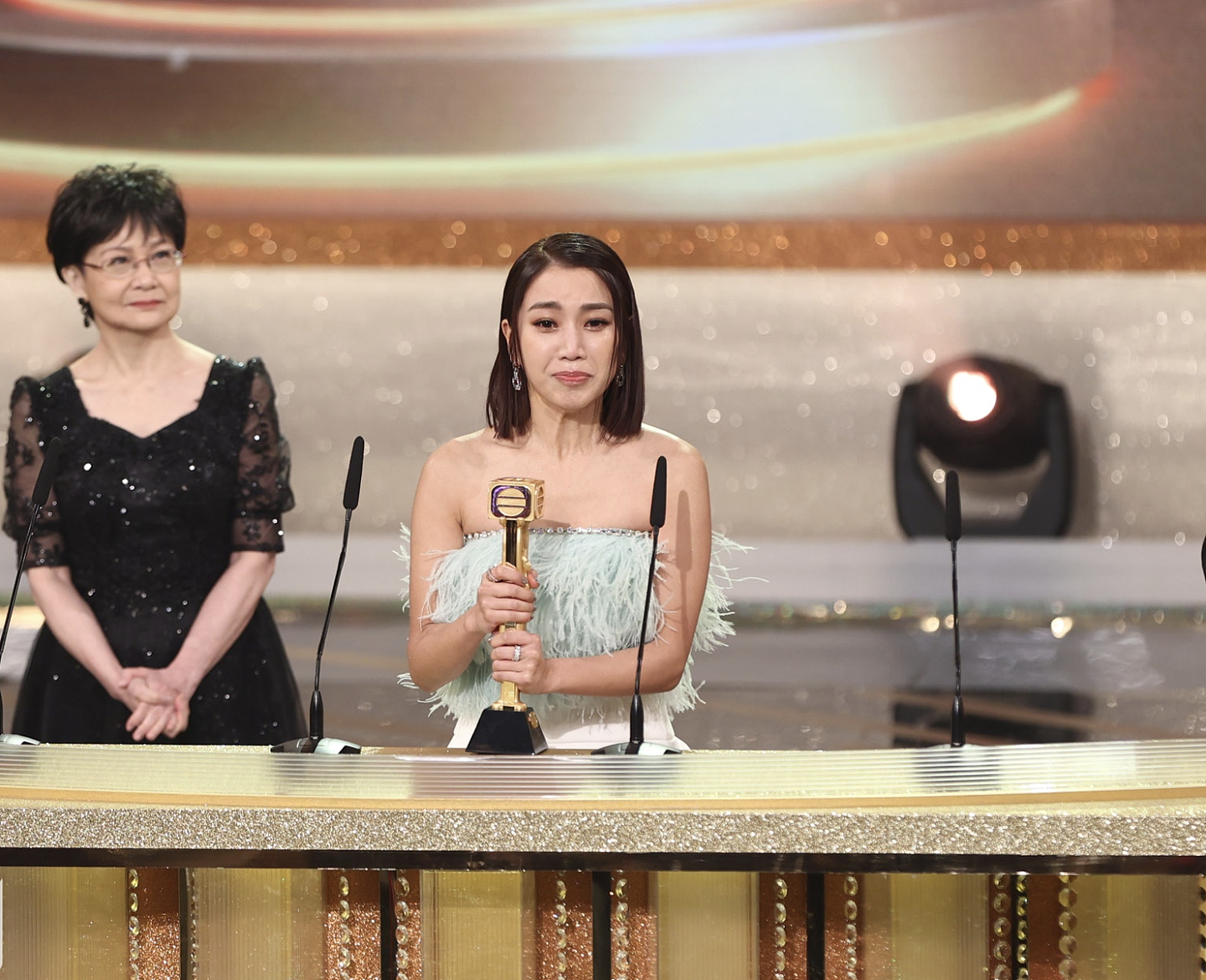 钟嘉欣参加TVB颁奖礼，打扮精心展露野性美，陪跑10次仍失落视后 - 5