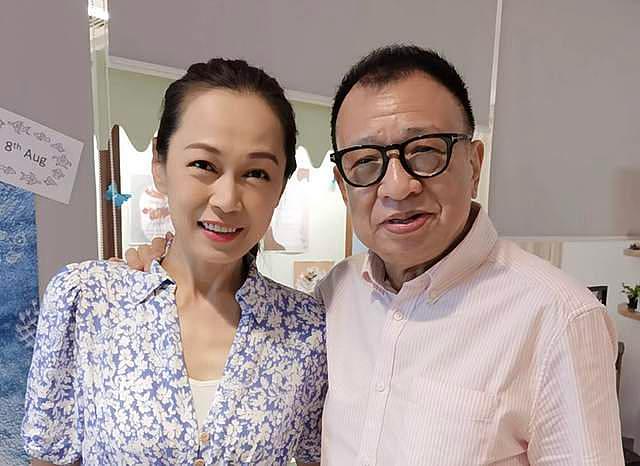 73岁许绍雄露面，与姚莹莹搂肩合影，已移居新加坡帮女儿打理餐厅 - 5