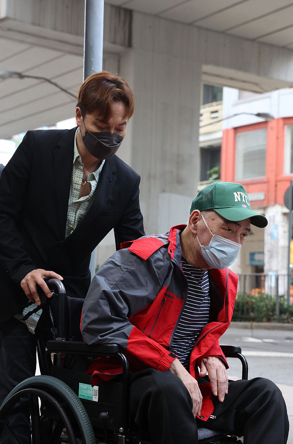 香港歌手办70岁寿宴后二度确诊，咳嗽流涕症状轻微，已致歉出席者 - 5