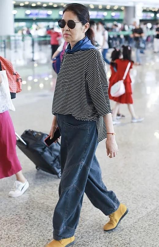 倪萍瘦身后真时髦，穿条纹T恤+阔腿裤走机场，戴猫咪墨镜不像65岁 - 2