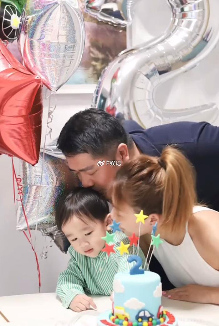 岑杏贤台风天在家为儿子庆祝2岁生日 一家三口拍各种温馨全家福 - 7