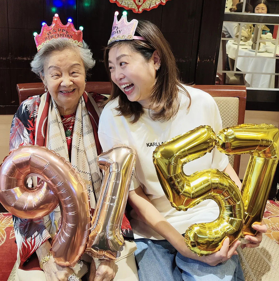 梅小惠和91岁妈妈一起庆祝生日 四代同堂一大家人开心合影 - 2