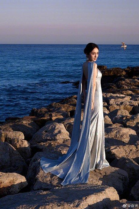杨幂戛纳红毯造型出图，一袭淡蓝色闪钻长裙在夕阳的映照下熠熠发光… - 9