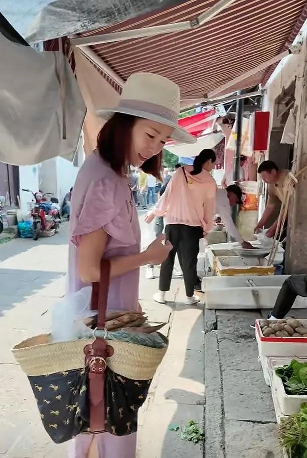 40岁江一燕与女儿隐居，穿花衬衫+短裤在田间吃西瓜，松弛感绝了 - 5