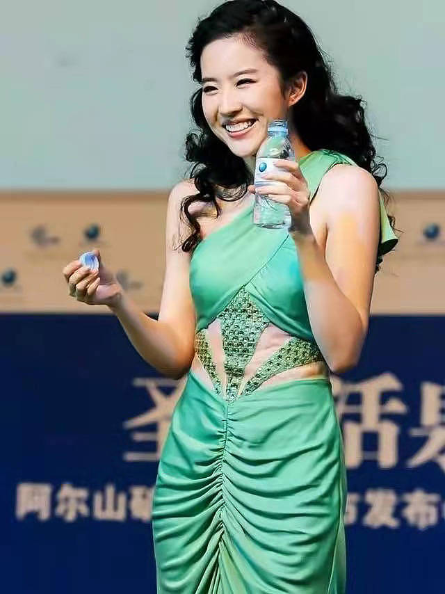 刘亦菲穿镂空长裙亮相，“喝水动作”引起热议，评论数超过2400条 - 5
