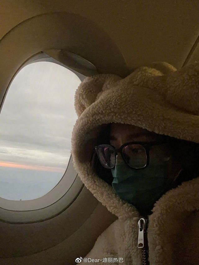 迪丽热巴分享飞机上小熊衣服自拍，对着镜头比耶超可爱 - 3