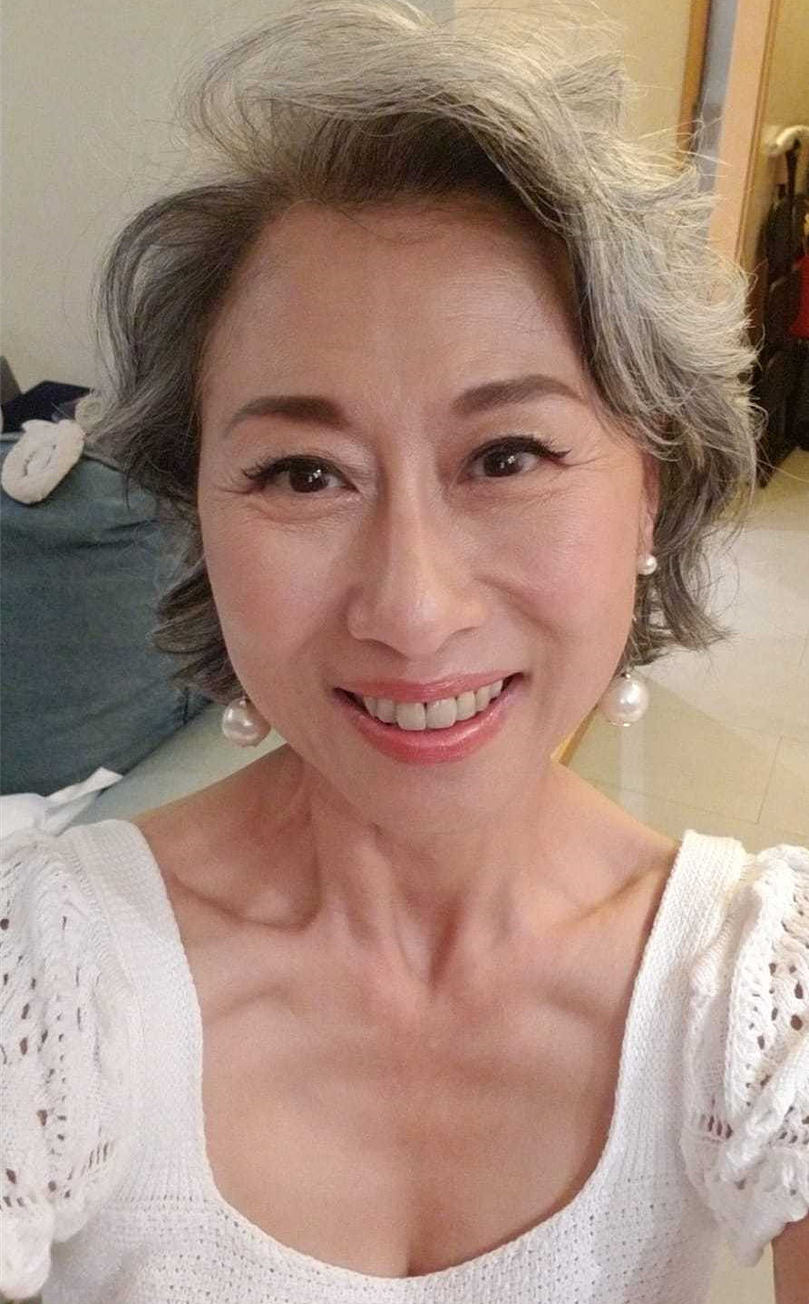 叶倩文迎60岁生日，首晒满头白发照，称希望粉丝接受她的皱纹白发 - 3