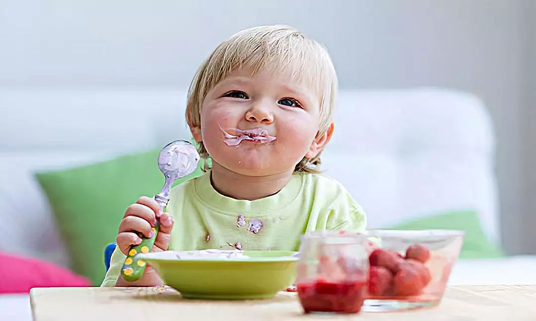 八分饱更有利宝宝脑发育，喂养过量反而有害，三个表现就是信号 - 1