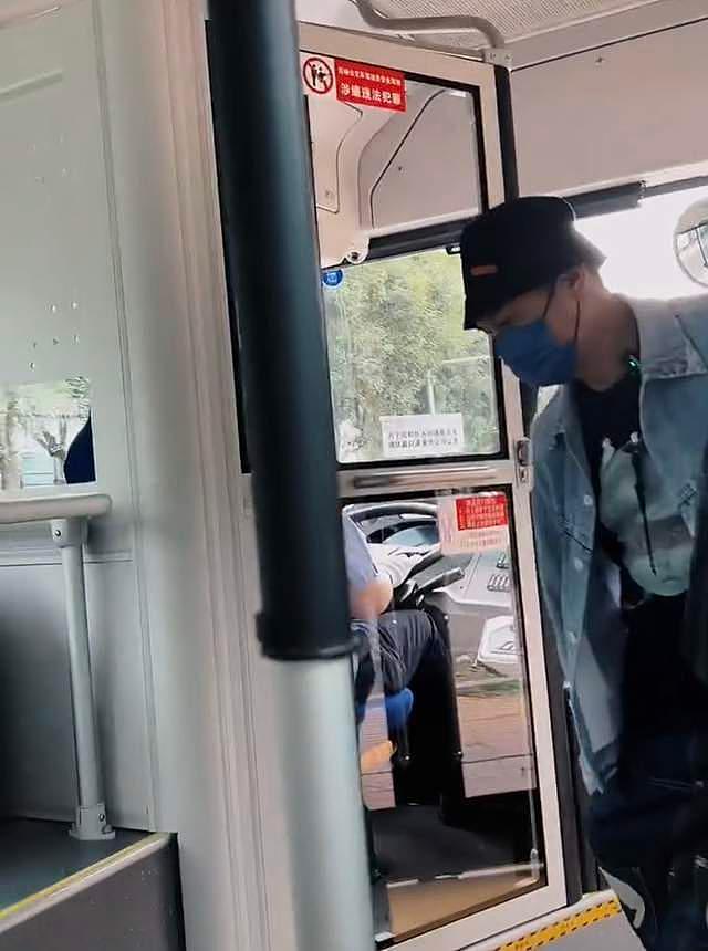 60岁港星吴镇宇内地搭公交，坐老弱病残位被指责，穿衣打扮太朴素 - 2