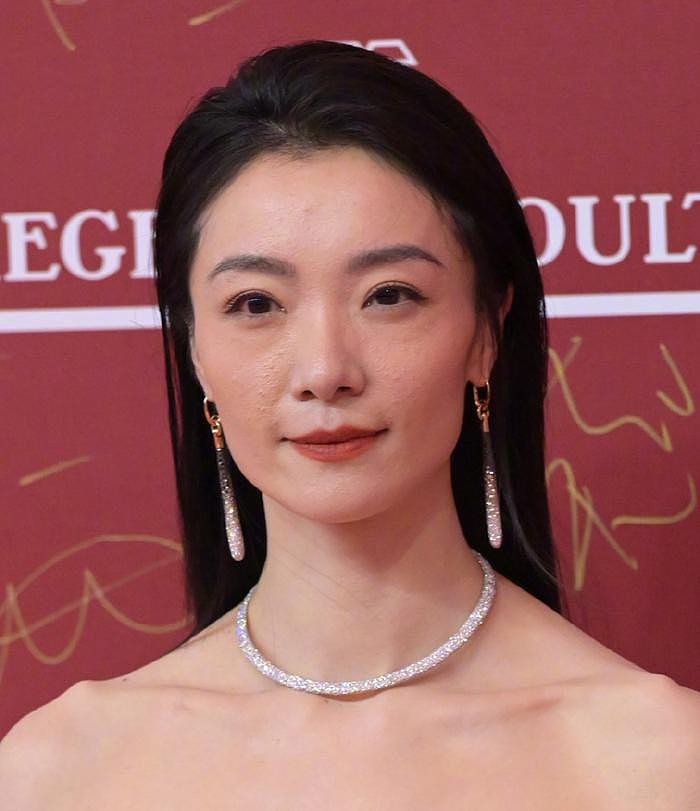 上海电影节明星怼脸生图：王源痘坑闭口明显，于文文变网红脸 - 9