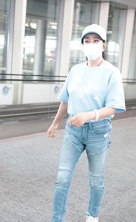 刘晓庆真不服“老”，穿衬衫+牛仔裤走机场，远看真像48岁阿姨 - 6