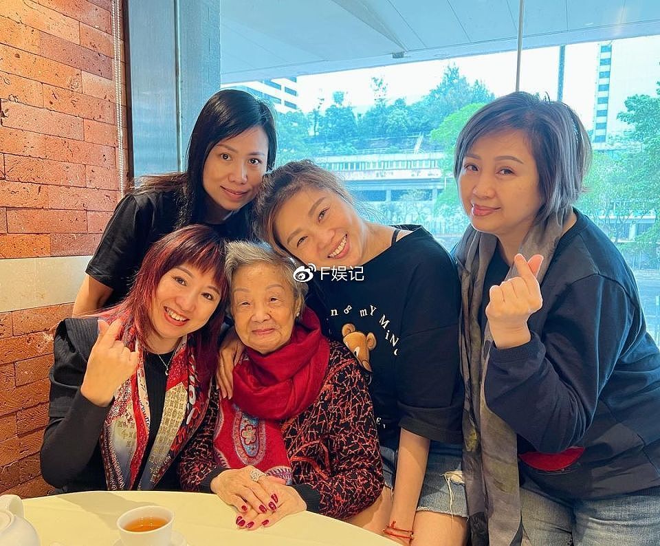 梅小惠和91岁妈妈一起庆祝生日 四代同堂一大家人开心合影 - 1