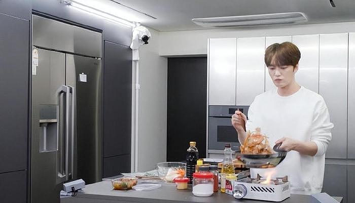 韩国知名男星透露，自己喜欢做饭，秀出刀功和炒菜技术，厨艺精湛 - 3