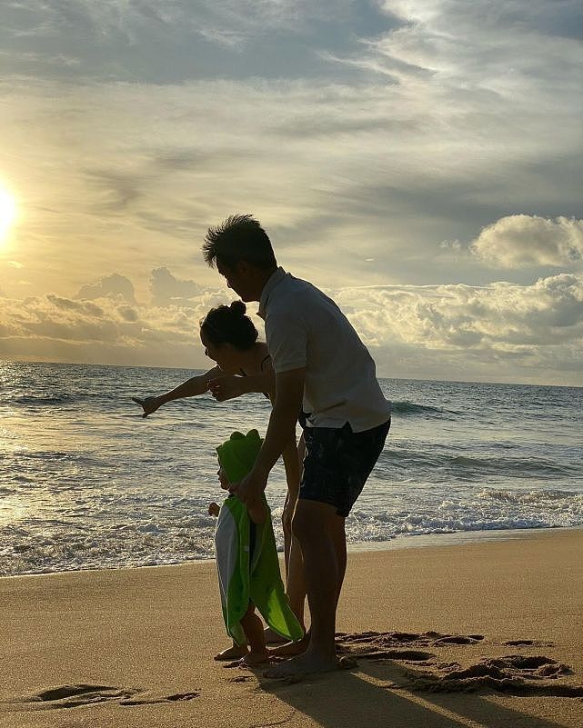 余安安和女儿、女婿、外孙到海边度假享家庭乐 三代同堂游玩很温馨 - 8