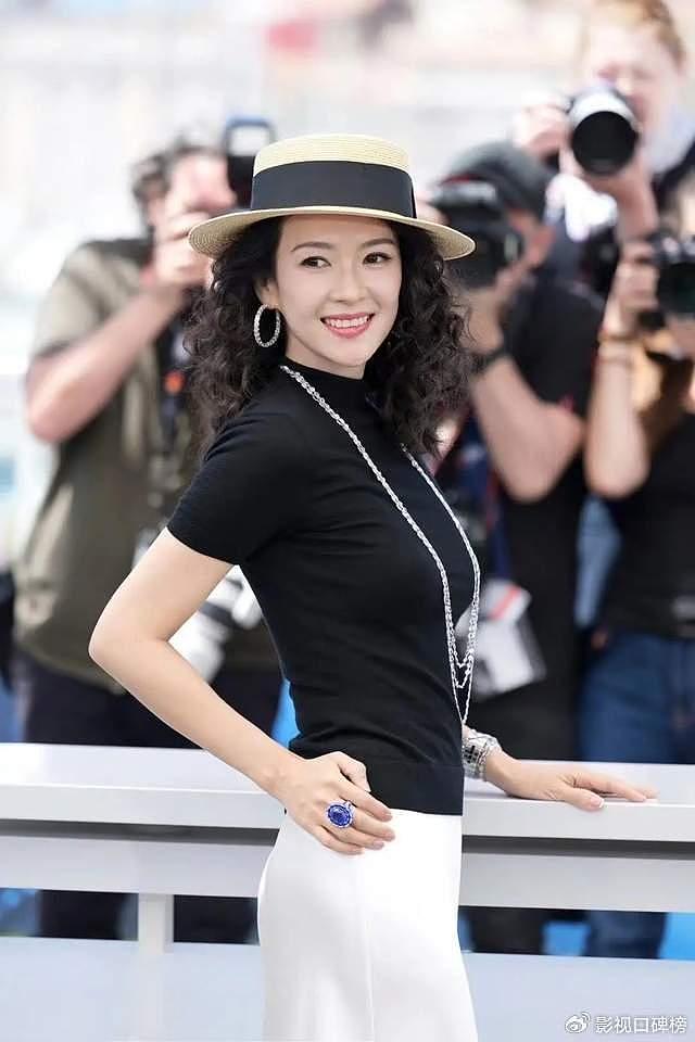 章子怡带着女儿看话剧，醒醒淡定又自信，长相更像舅舅 - 11