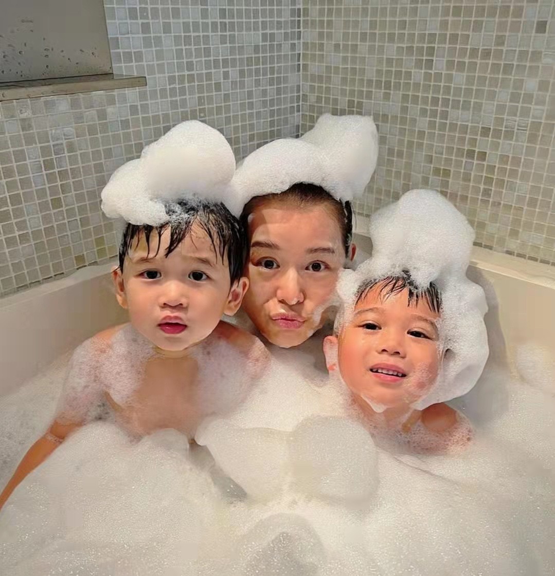温馨！前TVB一线花旦一家首次入住酒店度假，与两个儿子同浸泡泡浴 - 7