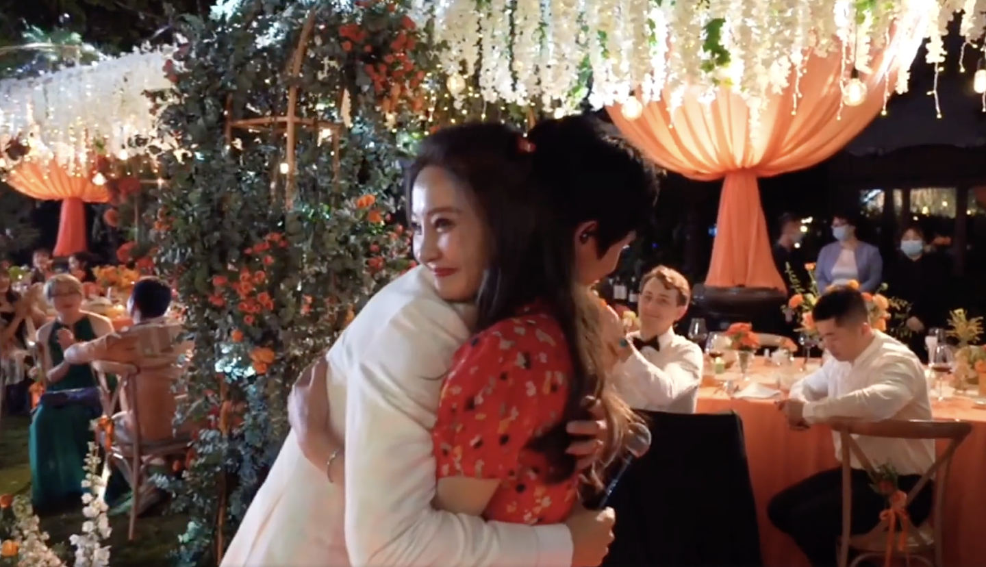 魏晨再晒婚礼视频献唱妻子，称于玮为领导，亲吻额头拥入怀超恩爱 - 13