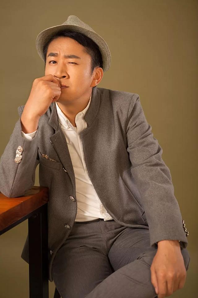 演员李嘉明现身农村吃席，自带塑料袋打包剩菜，穿着朴素很接地气 - 7