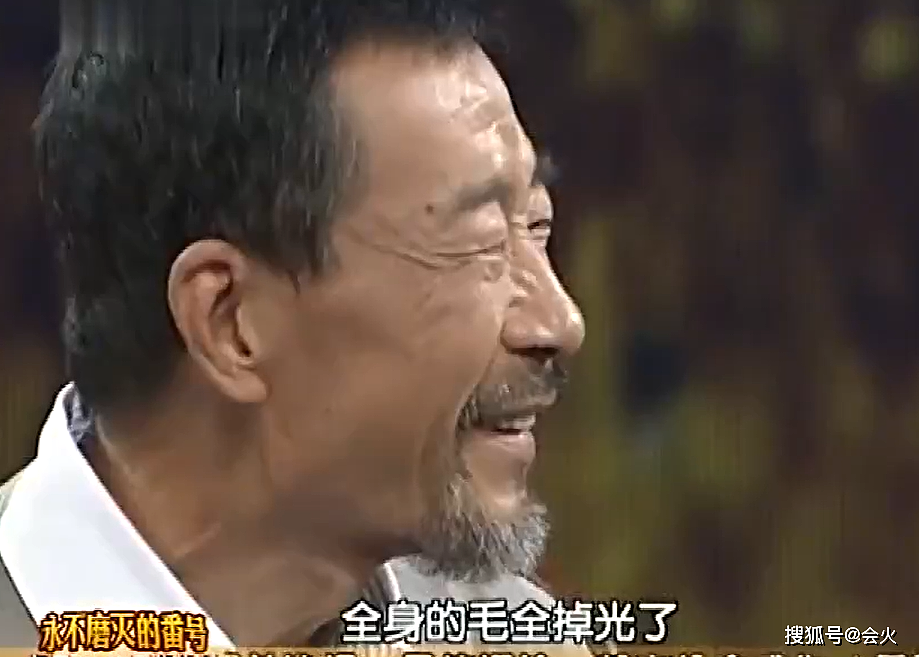 67岁李雪健因鼻咽癌声带受损，说话口齿不清，握紧拳头气势十足 - 7