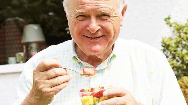 很多中老年人每天只吃两餐，两餐的生活方式健康吗？专家怎么说 - 2