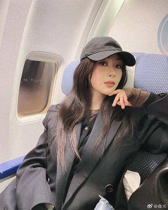 杨紫赵露思都更新了ins新照片，杨紫在飞机上戴黑色鸭舌帽随拍… - 2