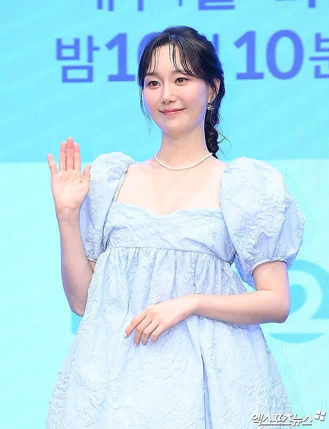 韩国知名女星，同时宣布怀孕和结婚，发布会穿宽松衣服为掩盖怀孕 - 5
