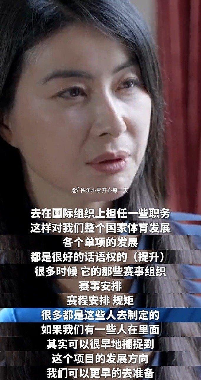 郭晶晶带母亲逛崇圣寺三塔，抱着5岁的女儿霍中怡一脸温柔 - 16