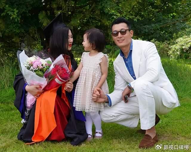朱珠研究生毕业，丈夫带女儿远赴法国汇合，富豪父母罕见出镜 - 13