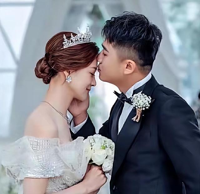 35岁主持人赵琦鑫办婚礼，与新娘拥抱亲吻好温馨，女方颜值高 - 6