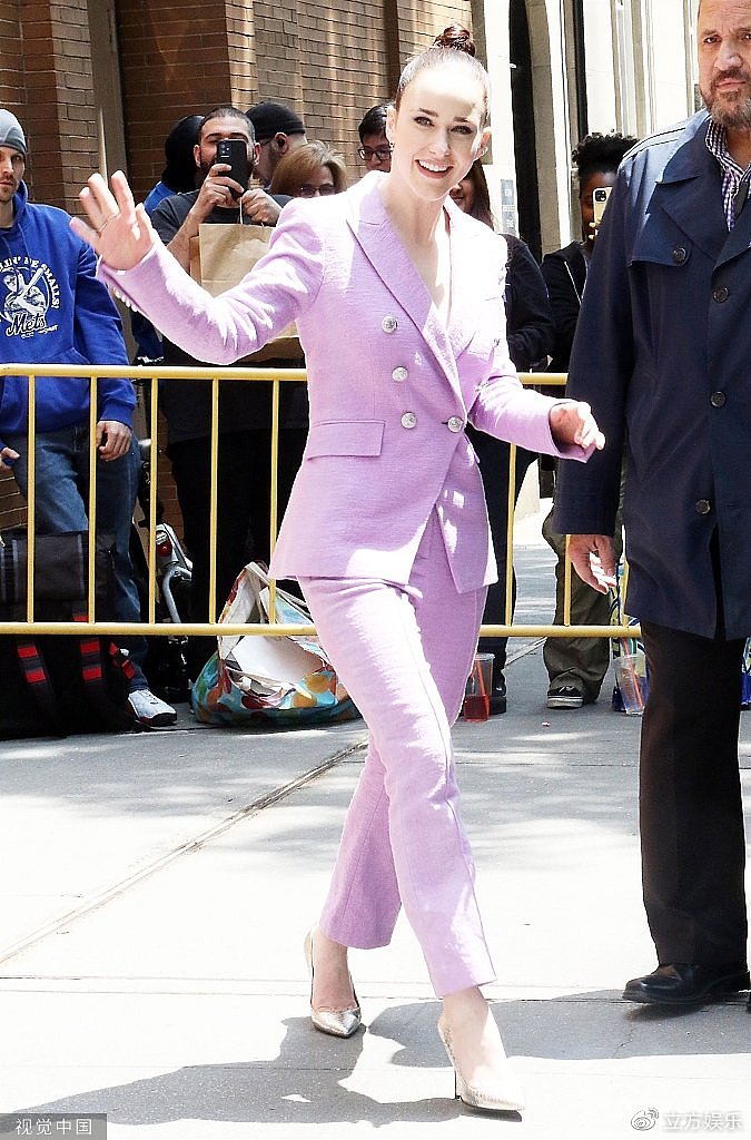 蕾切尔-布罗斯纳罕现身脱口秀节目 身穿色紫西装状态佳 - 1