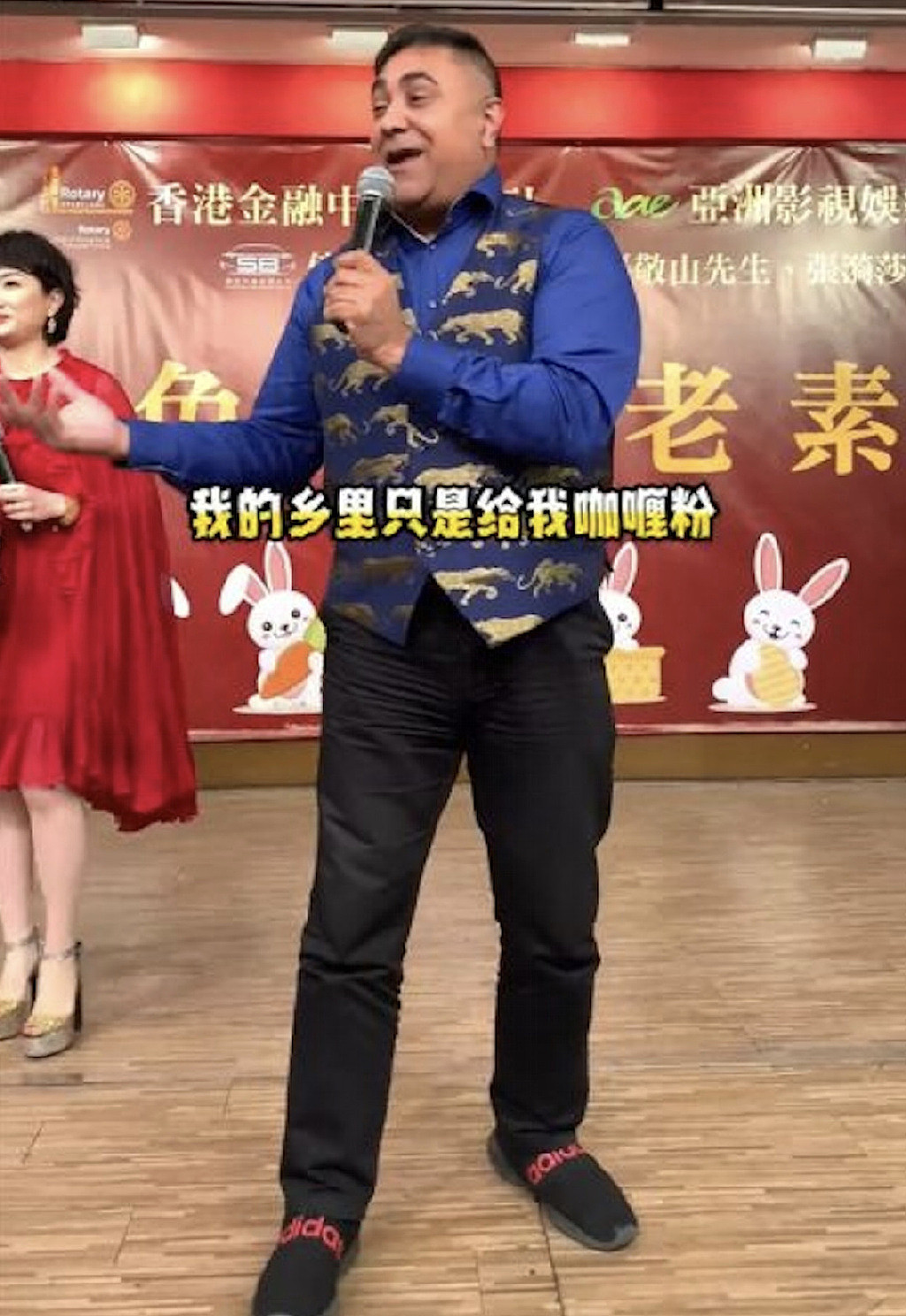 TVB印裔绿叶唱《勇敢的中国人》，懒理被观众笑，称做人不能忘本 - 4