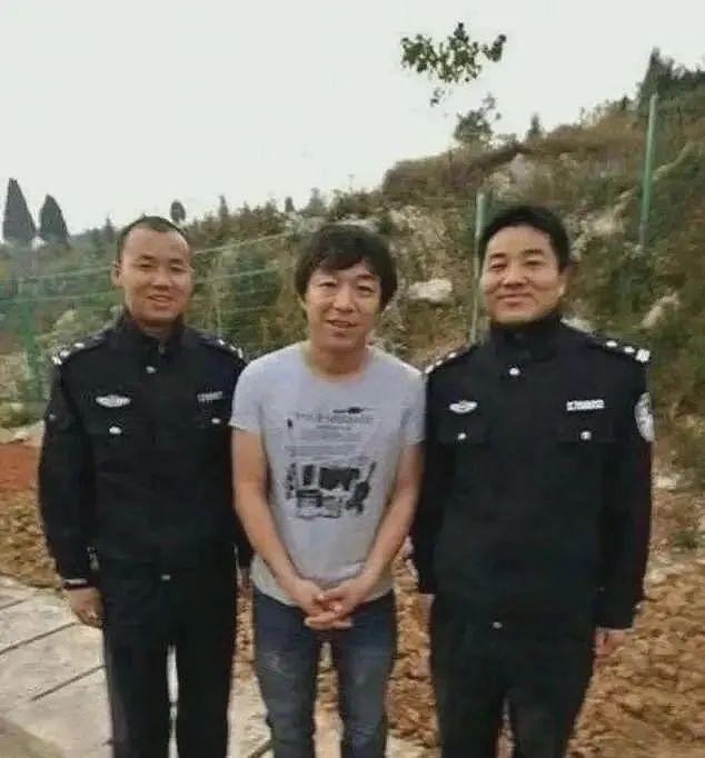 沈腾与美女警花合影似被捕！三人同框引热议，与警察合影需谨慎 - 3