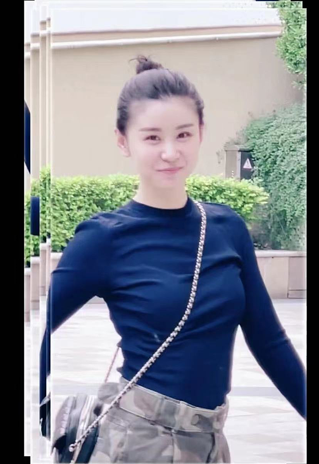 36岁李小萌二胎后现身，北京街头不戴口罩滑板，秀长腿细腰笑容甜 - 7