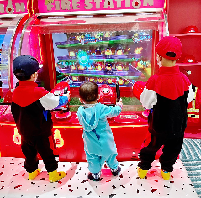 胡杏儿老公带儿子们去游玩 1岁小儿子与两位哥哥并排站着玩游戏 - 4