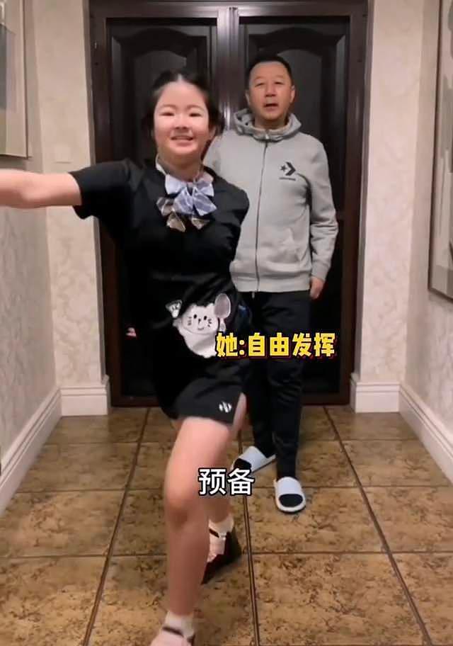 郭涛11岁小女儿登台走秀，只比一米八爸爸矮半个头，父女互动温馨 - 12