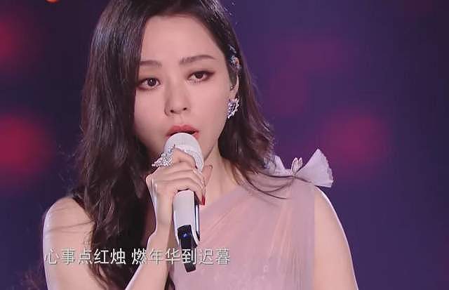 跨年晚会女星造型：杨紫大红裙镇场，杨幂甜美，金晨扮古装惊艳 - 37