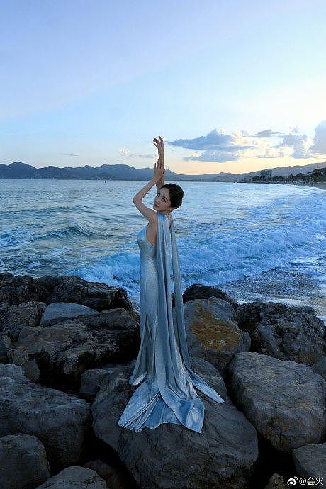 杨幂戛纳红毯造型出图，一袭淡蓝色闪钻长裙在夕阳的映照下熠熠发光… - 7
