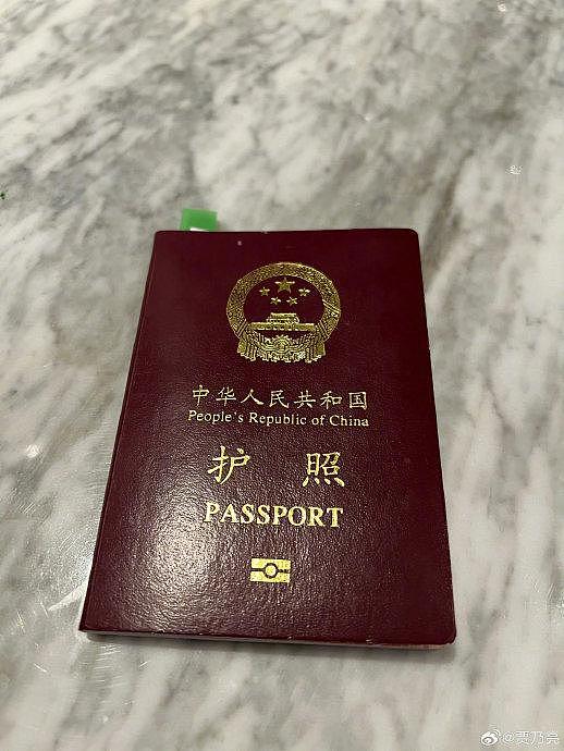 刚刚@贾乃亮 发了自己手拿护照的照片，预告明天下午15:00要举办一场发布会 - 3