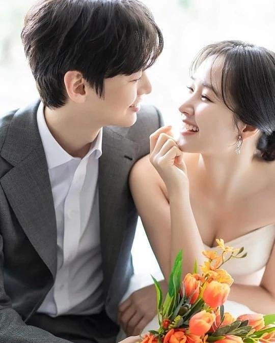 韩国女星宣布，与小三岁男演员结婚，公开婚纱照，网友表示祝福 - 6