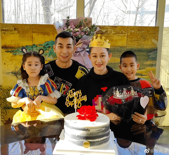 赵文卓妻子43岁生日，儿子头剪成蛋糕状酷，大女儿发长文表白妈妈 - 2