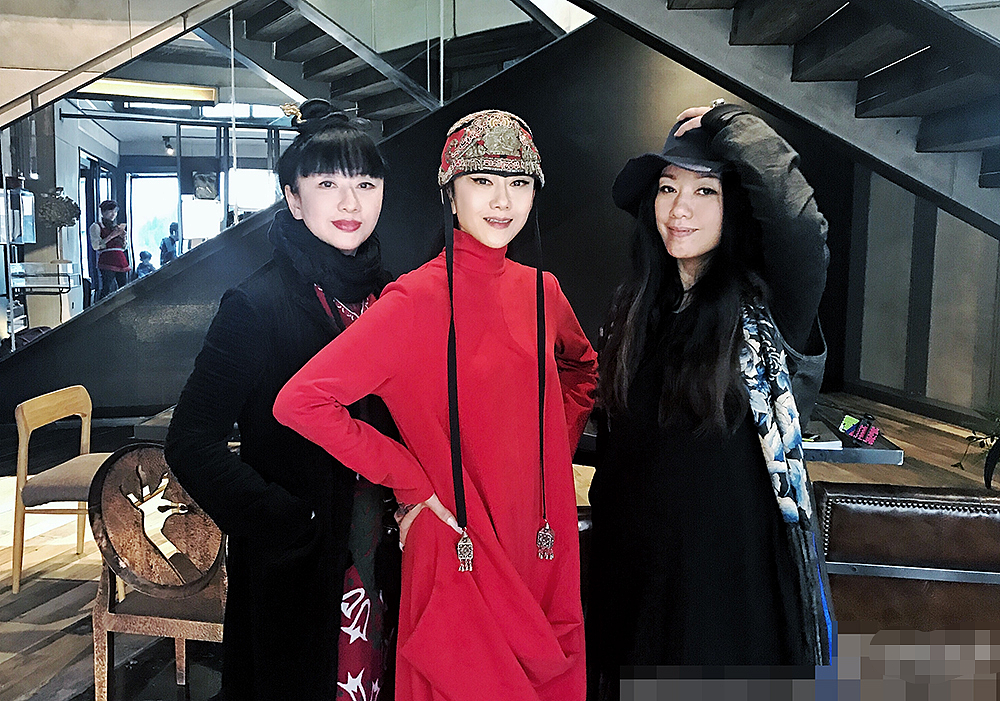 杨丽萍与俩亲妹妹同框，三姐妹长相相像，被网友称为“三朵花” - 6