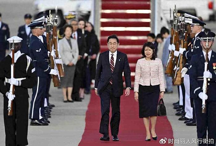 日本第一夫人访问美国了！穿粉外套抵达机场很显气质，尽显东方美 - 1