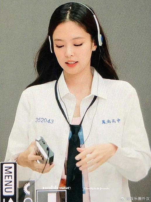 有粉丝在blackpink签售会上送了Jennie《想见你》的校服 - 4