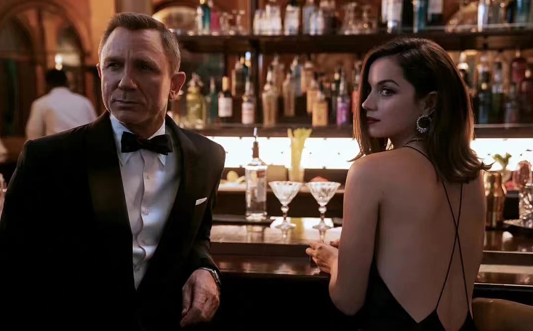 007新片英国票房超复联4，挺进英国影史前5，网友：邦德太火了 - 2