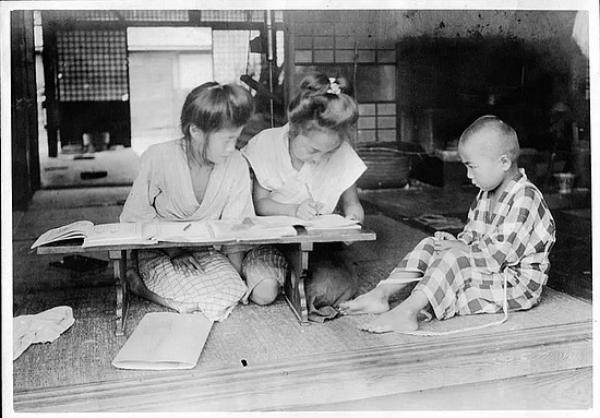 　1915年，日本学生在做作业。图片来源：wikipedia