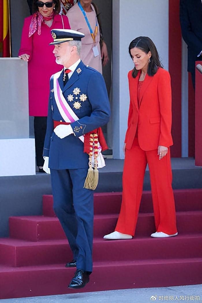 西班牙王后做回自己！出席活动穿平底运动鞋，一身红色西装好惊艳 - 1