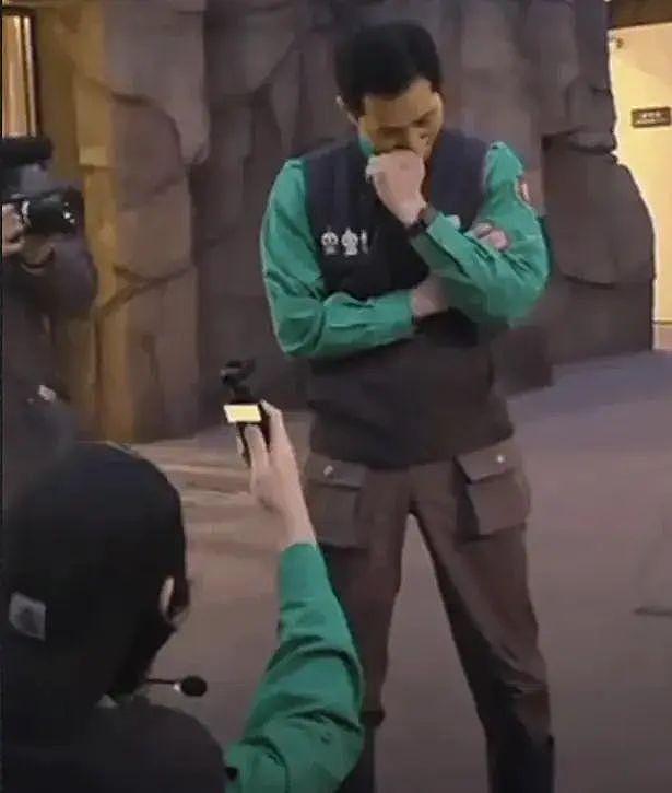 熊猫福宝韩国饲养员装哭惹群嘲，两个摄像师跟拍特写，比韩剧还假 - 7
