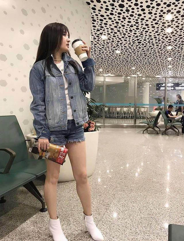 52岁杨钰莹带火了一种新穿法：牛仔外套+短裤+小白靴，洋气又减龄 - 5
