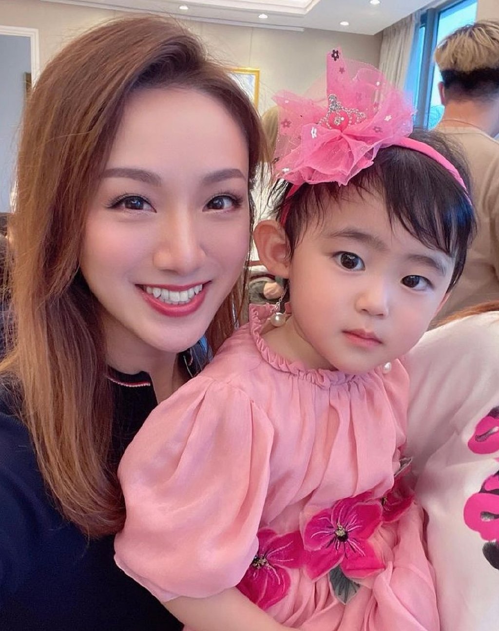 刘诗昆为女儿办生日会，妻子现场弹钢琴，两岁贝贝浓眉大眼很漂亮 - 6