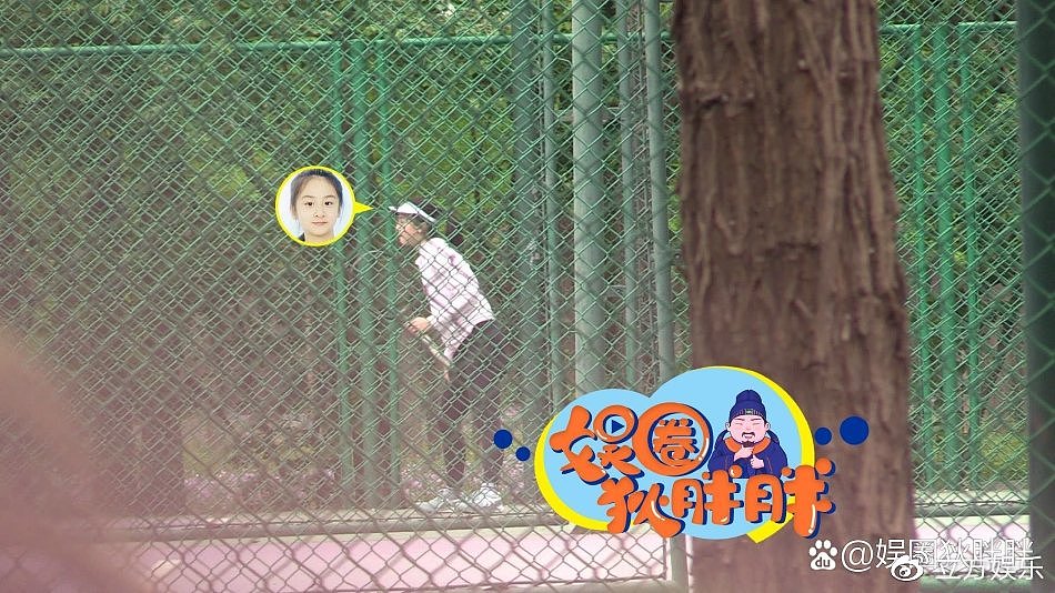 田亮陪女儿森碟打网球 穿着休闲小跑捡球贴心十足 - 2
